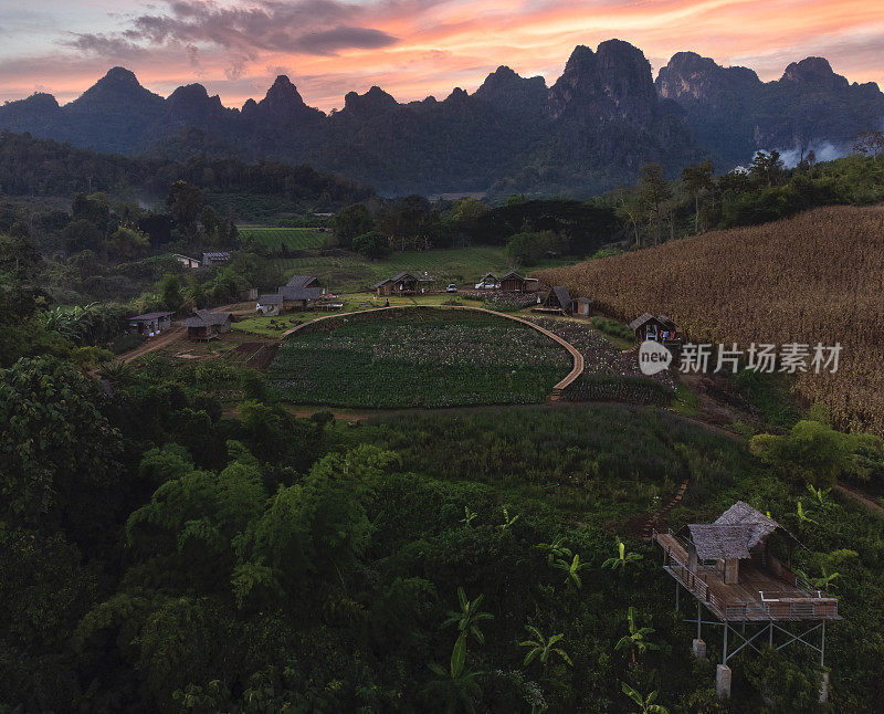 在泰国清迈省的Doi Luang Chiang Dao，日出时美丽的空中景观。